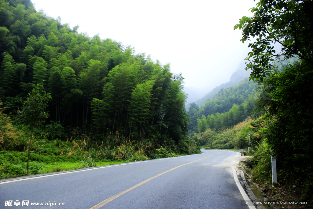 青山下的公路