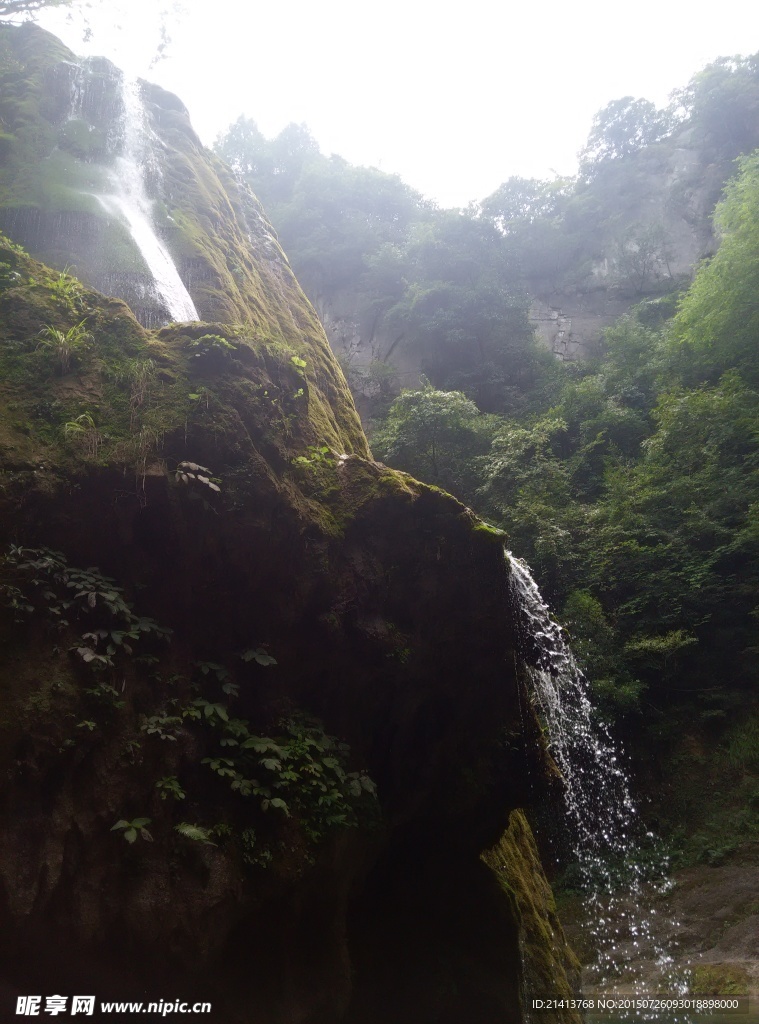 峡谷瀑布