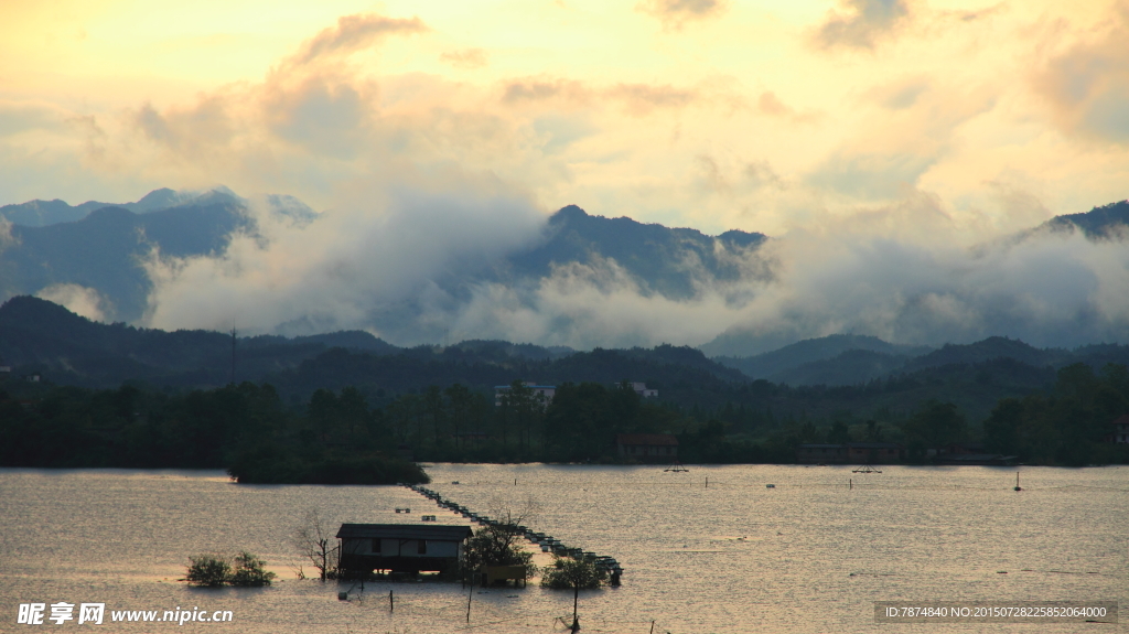 夕阳下的湖