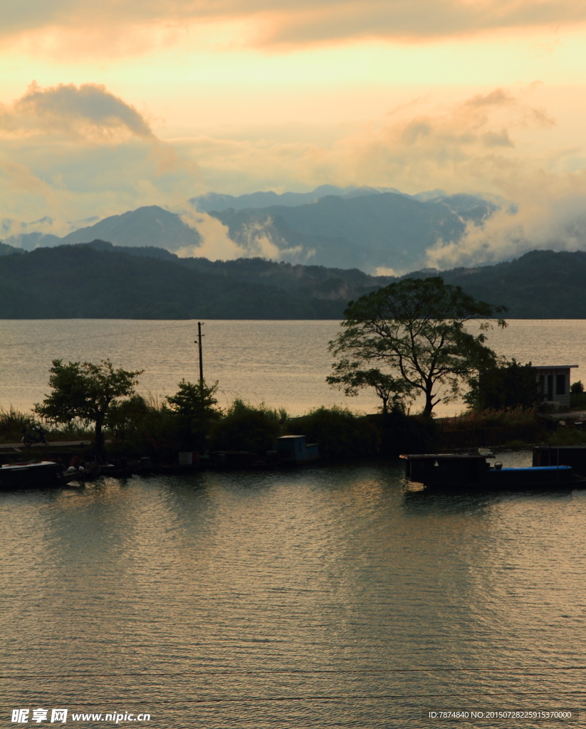 夕阳下的湖