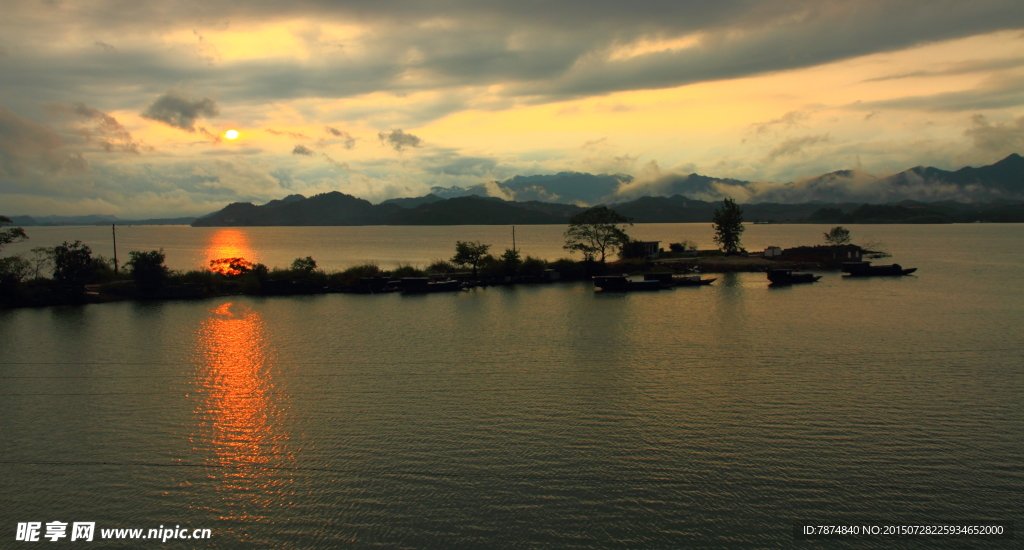 夕阳下的湖