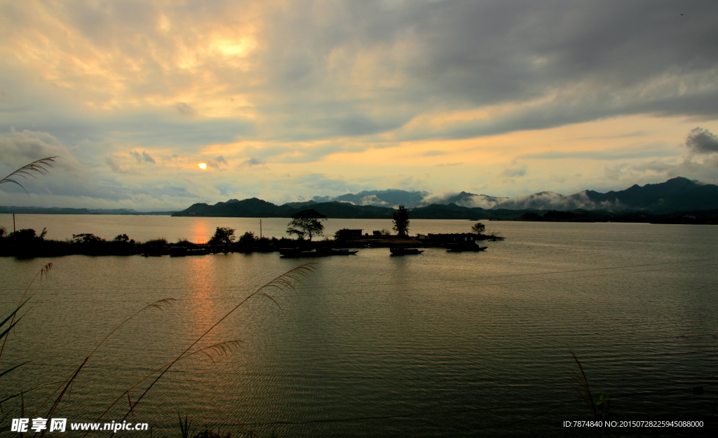 夕阳下的湖