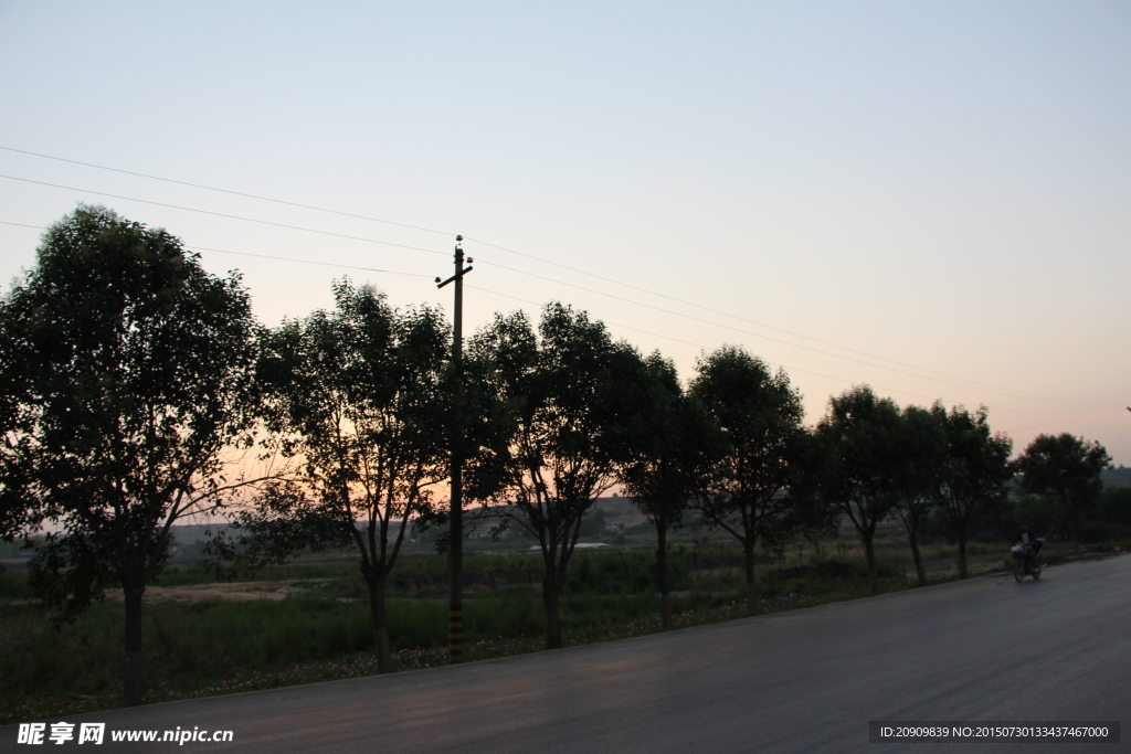 夕阳下 的马路