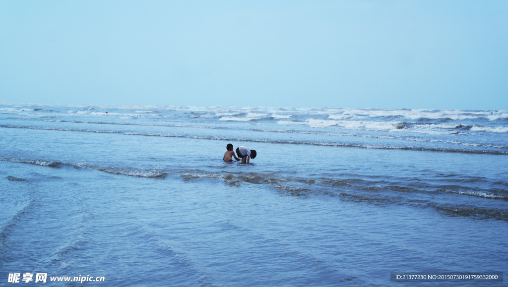 海边戏水