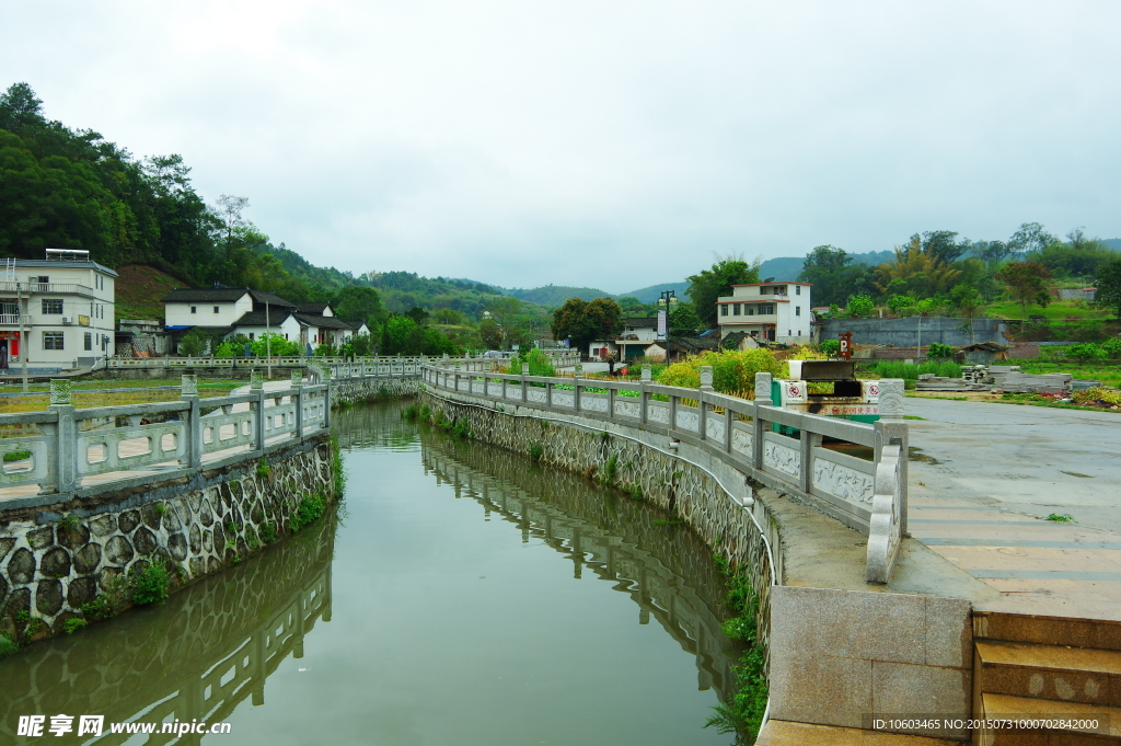 筱留村 山环水抱