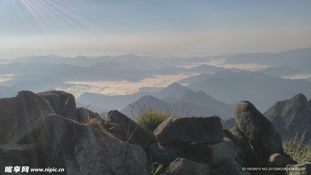 层层高山