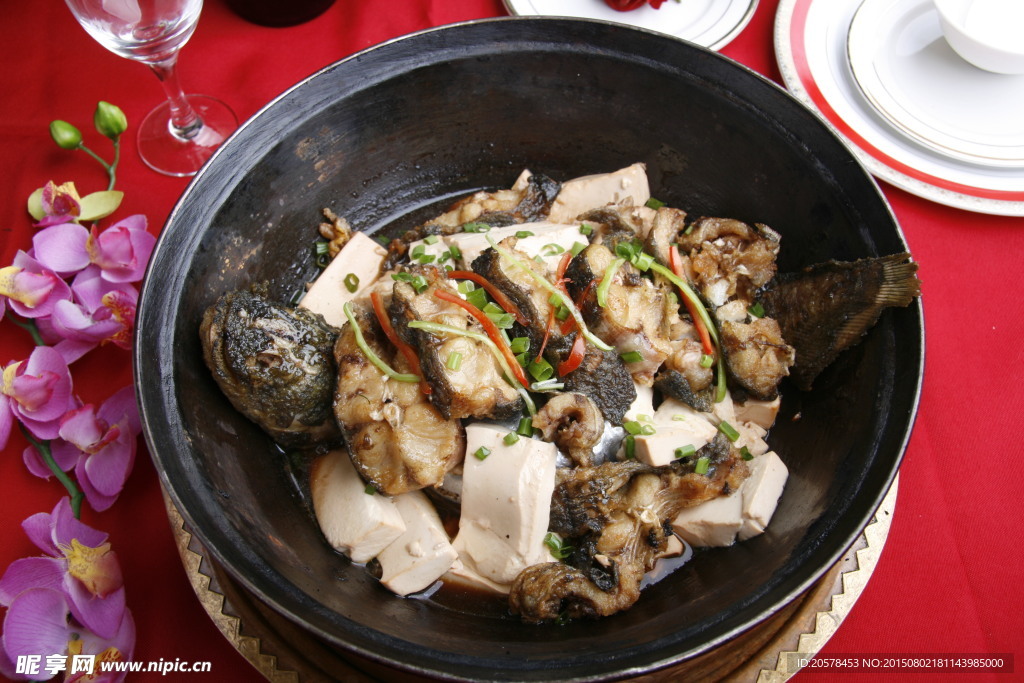 土锅鲶鱼焖豆腐