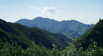 蓝天下的山峦