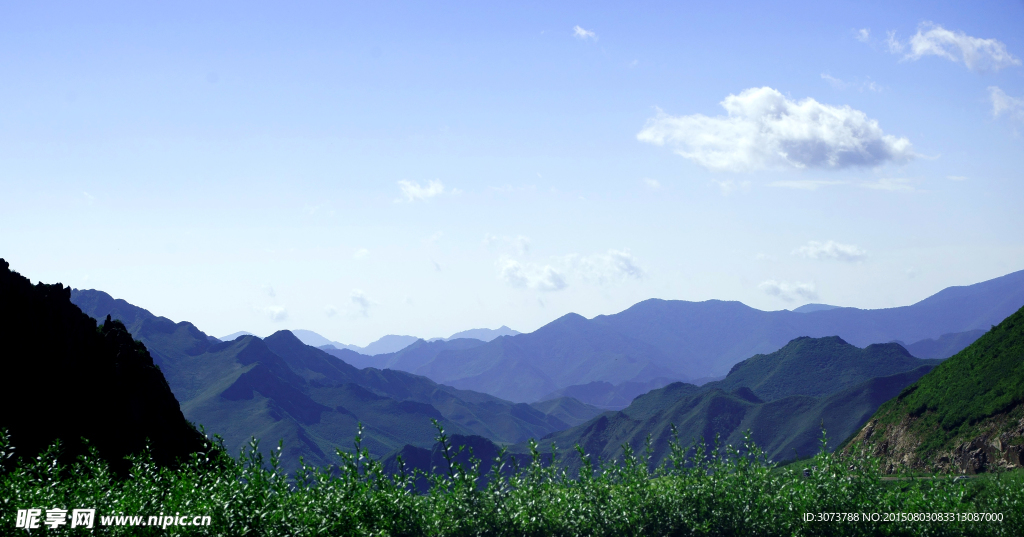 晴空下的群山