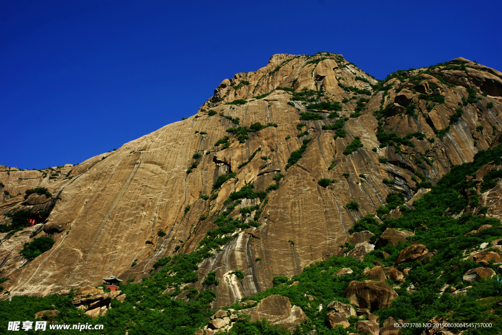 大山下的寺庙