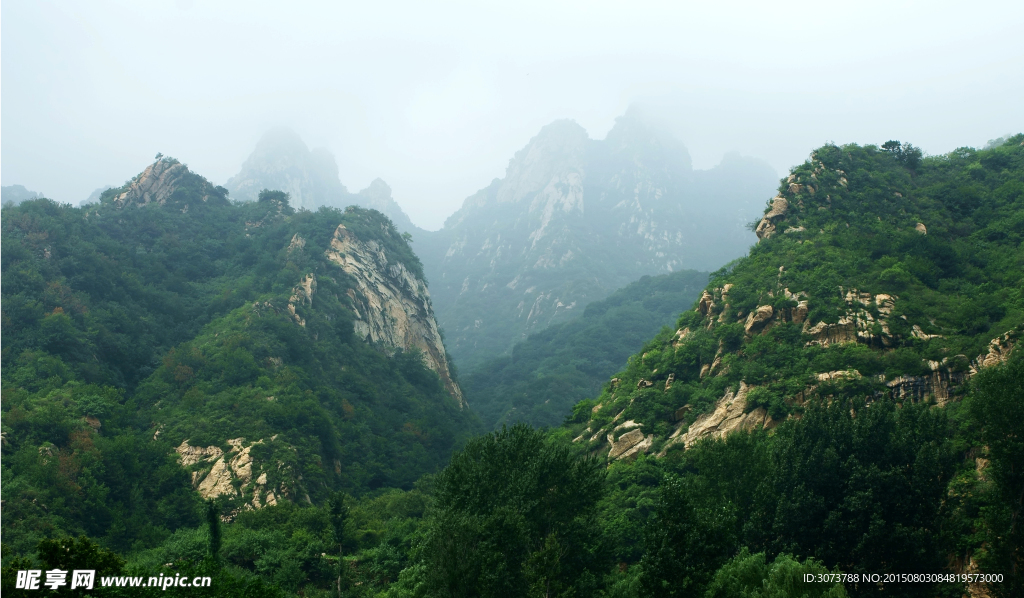 雾气缭绕的群山