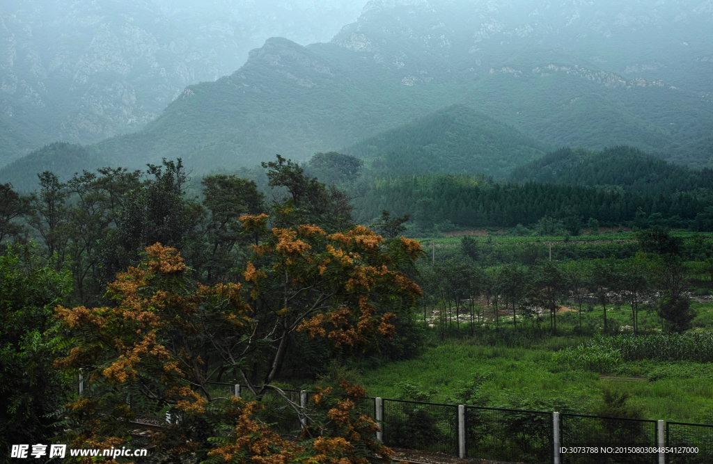 雨天的群山