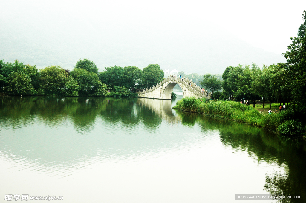 青山隐隐 绿水悠悠