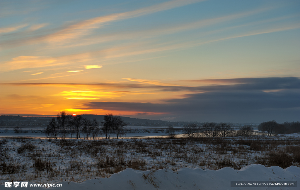 夕阳雪地