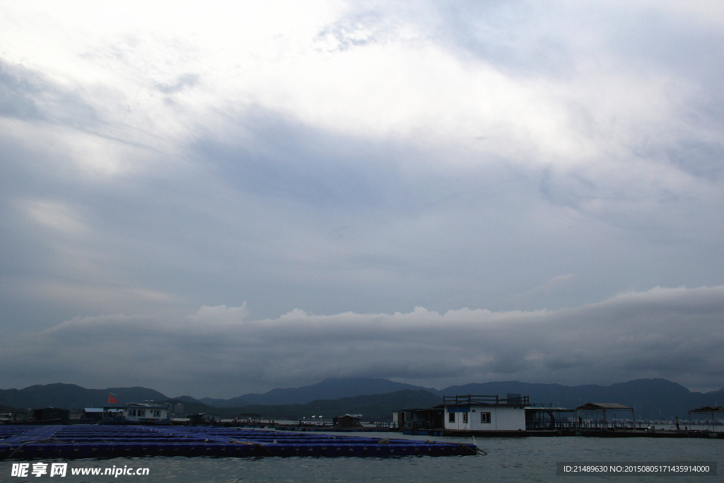 海滨渔村蓝天