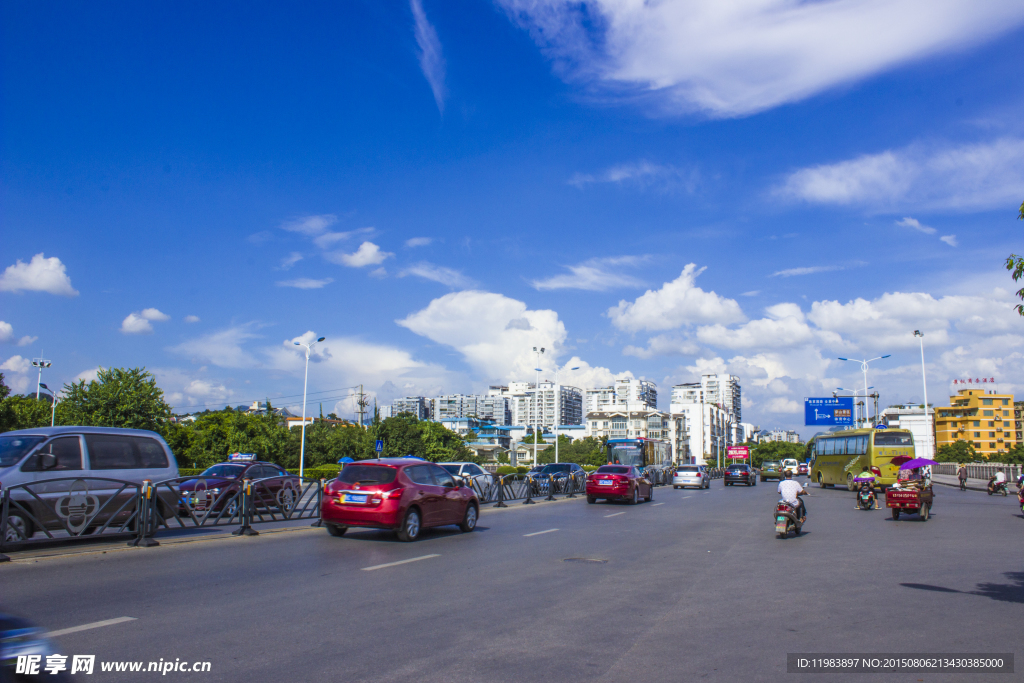 蓝天白云下的桂林城