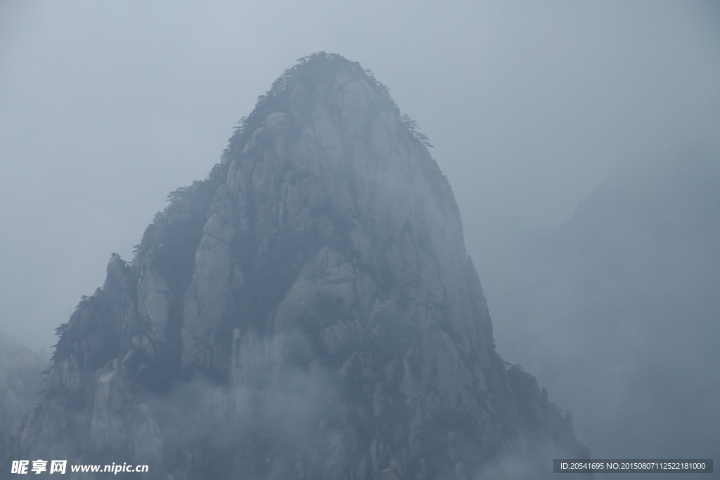 雾中的黄山山峰