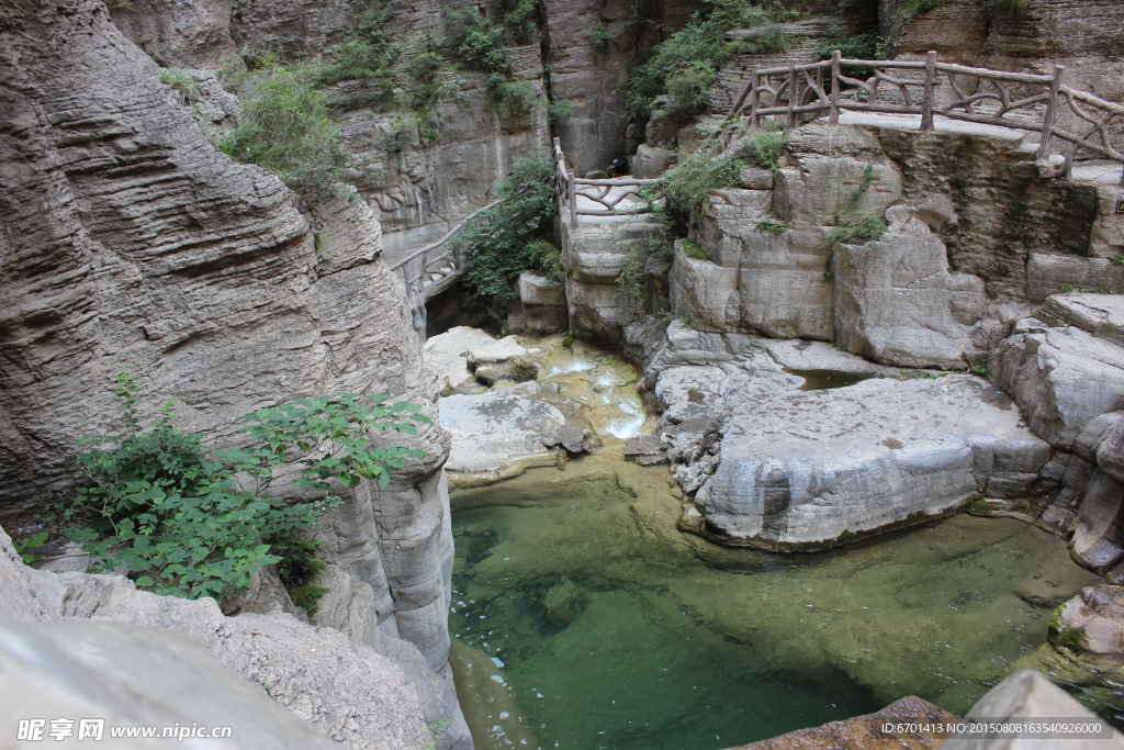 岩间碧水
