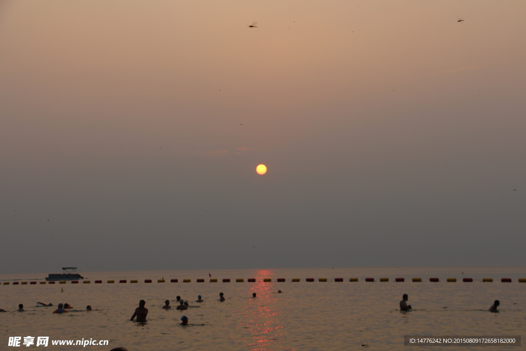 夕阳海边