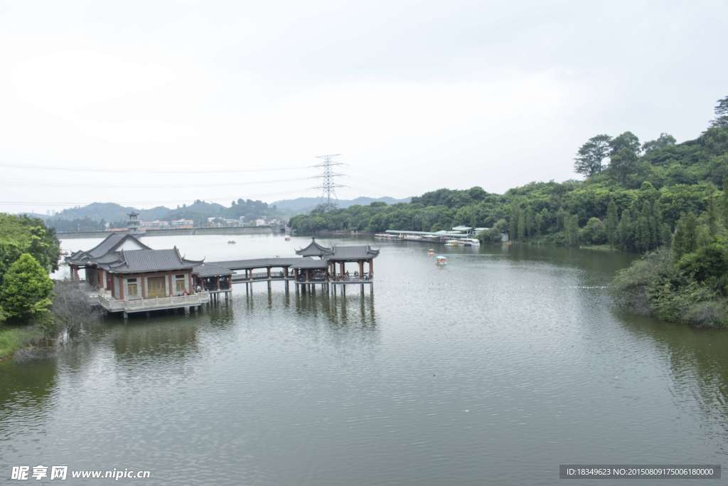 水濂湖中的凉亭