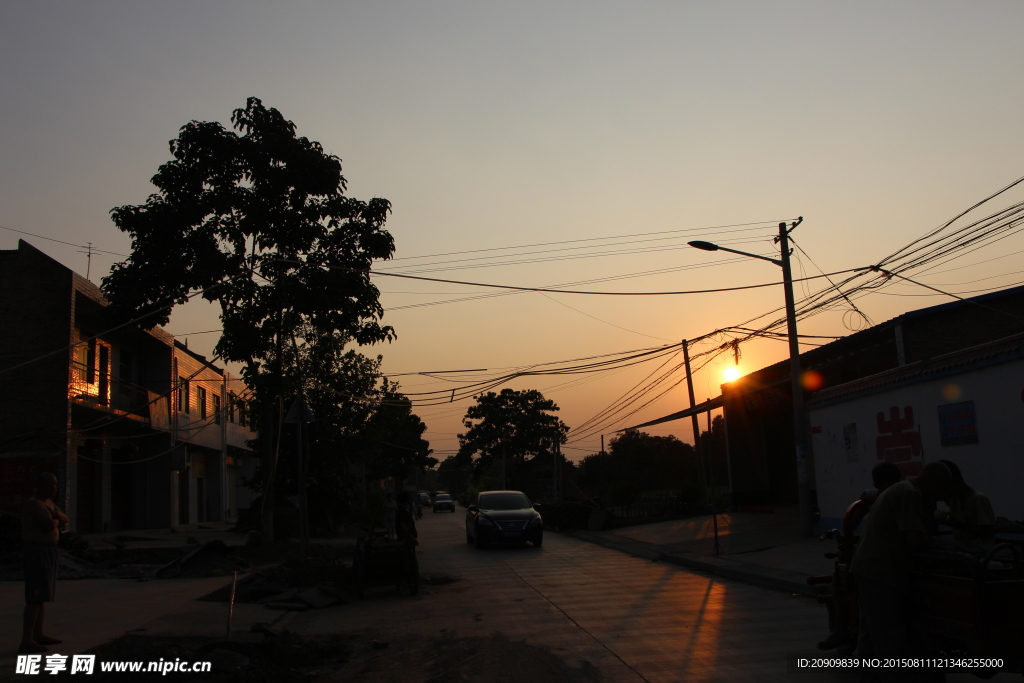 夕阳下的小镇