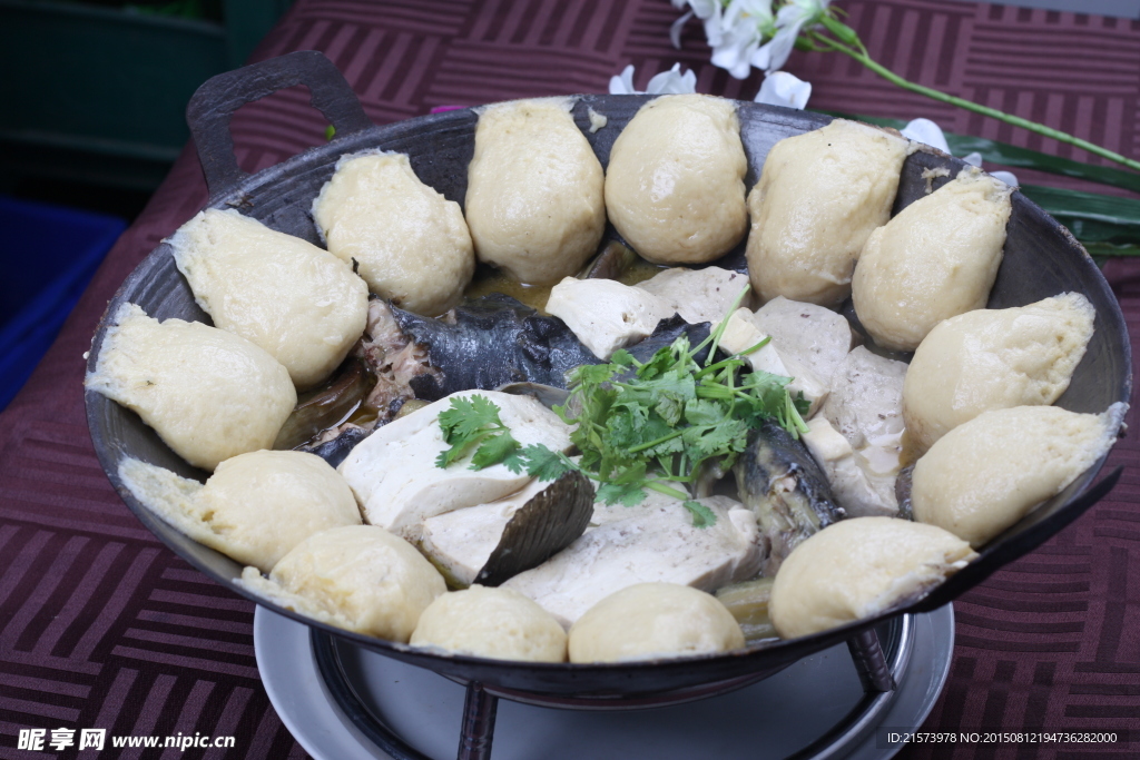 鲶鱼炖茄子贴饼子