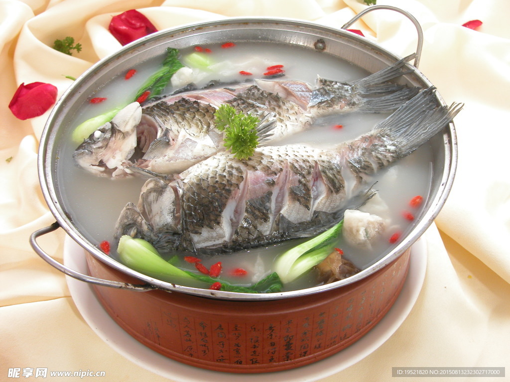 锅仔鲫鱼煮燕饺