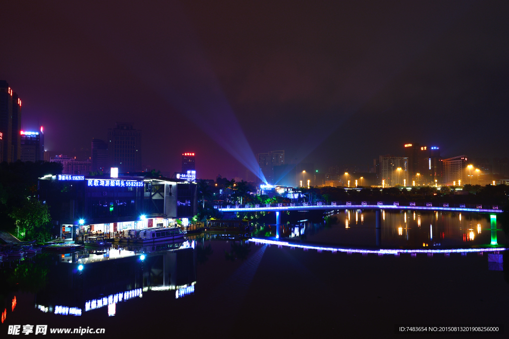 南宁民歌湖夜景