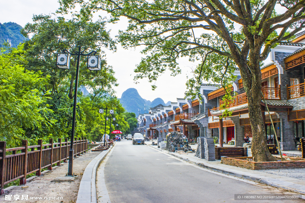 草坪乡沿江建筑道路