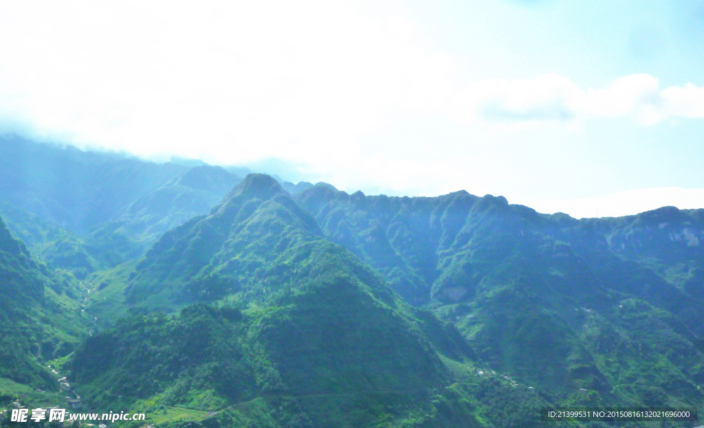 山峰云雾