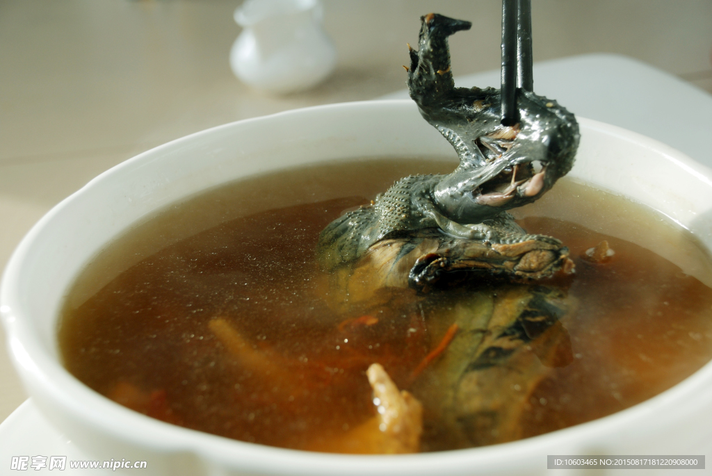 虫花草炖乌鸡