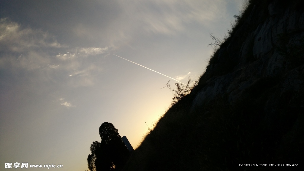 山坡中的夕阳