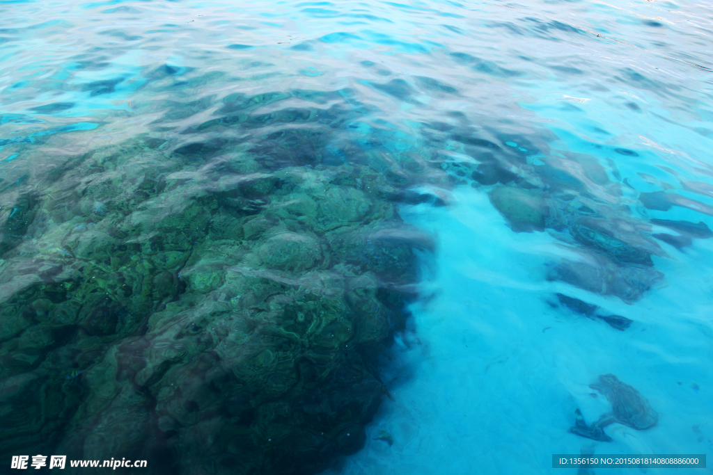翡翠海水与礁石