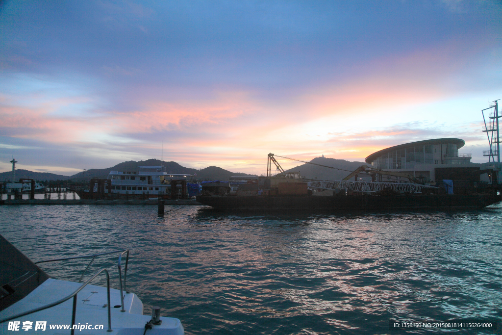 夕阳下的码头
