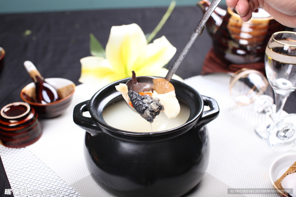 一品乌鸡炖菌汤
