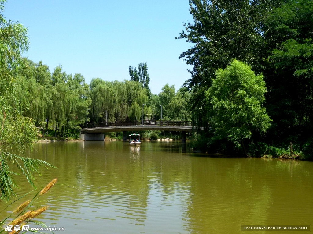 小桥流水湖景