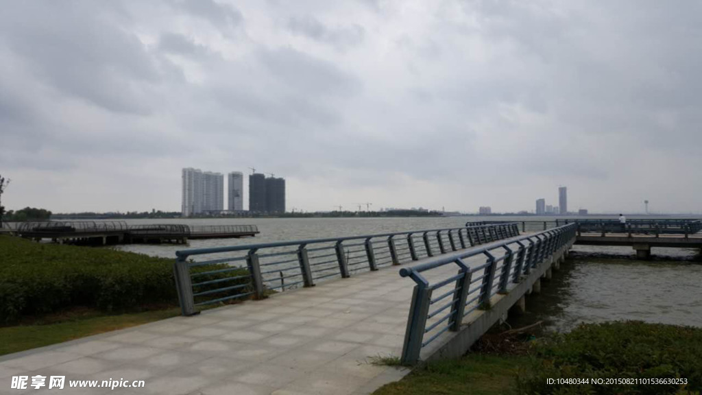 湖边观光设施