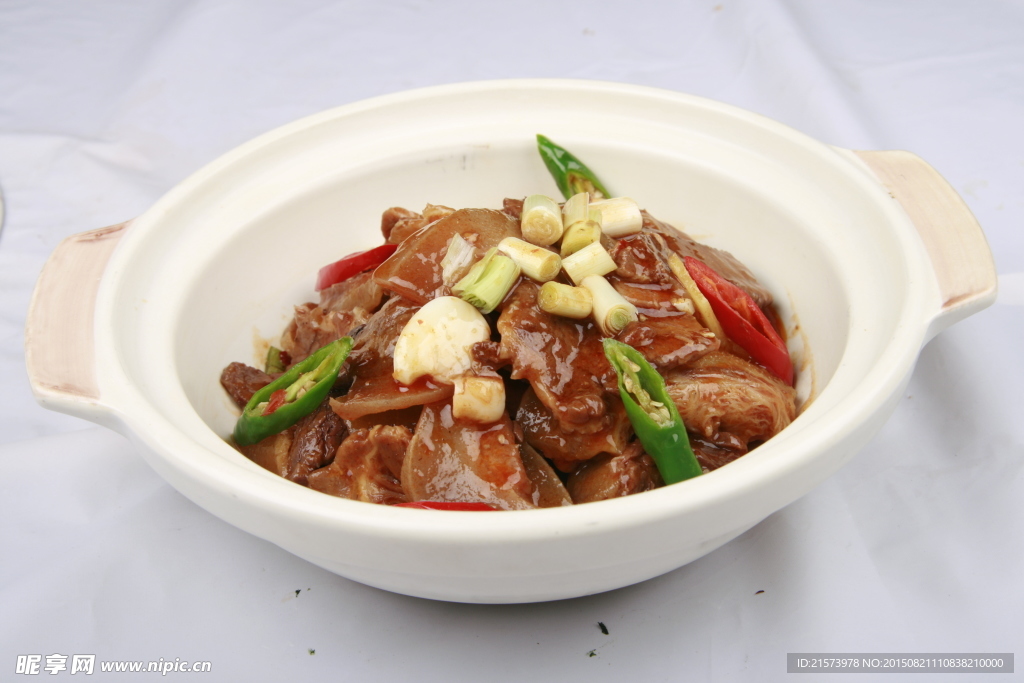 砂锅带皮黄牛肉