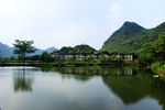 乡村池塘山水倒影