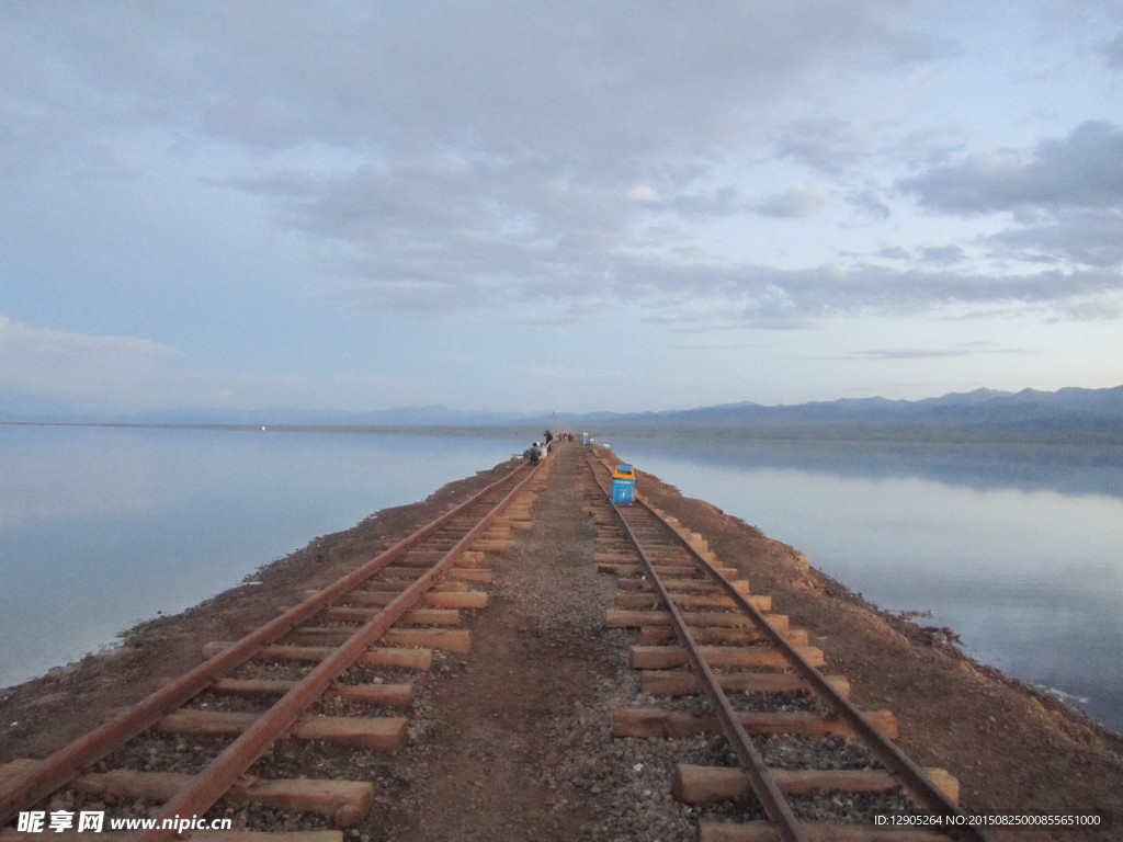 茶卡盐湖的观光铁路