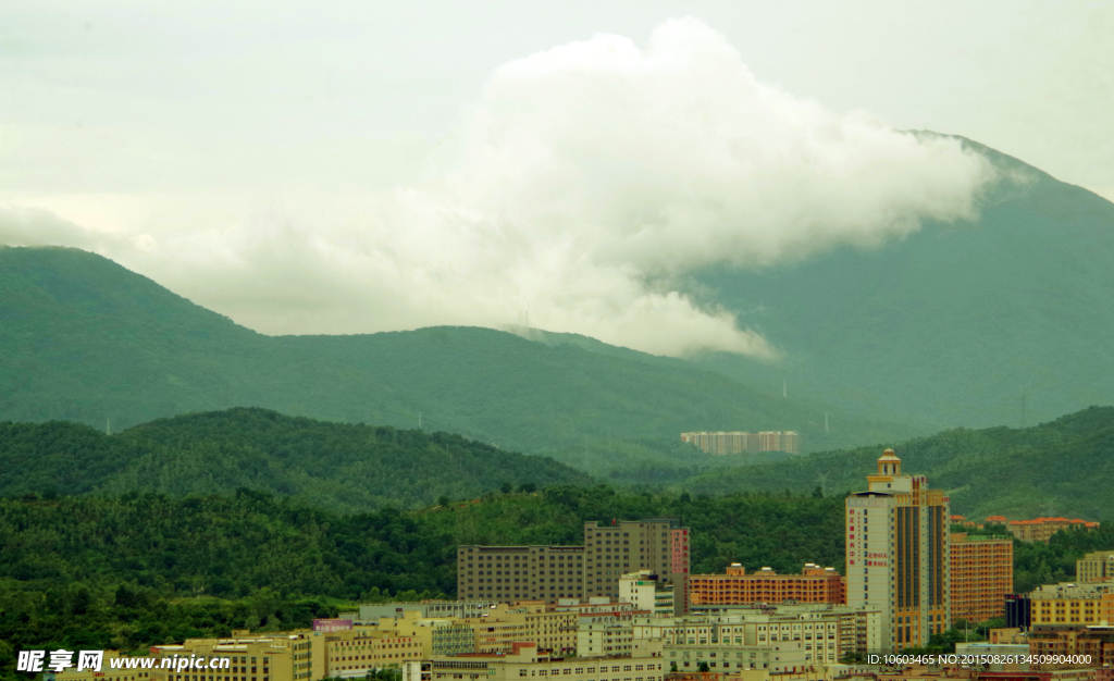 城市山水 白云下山