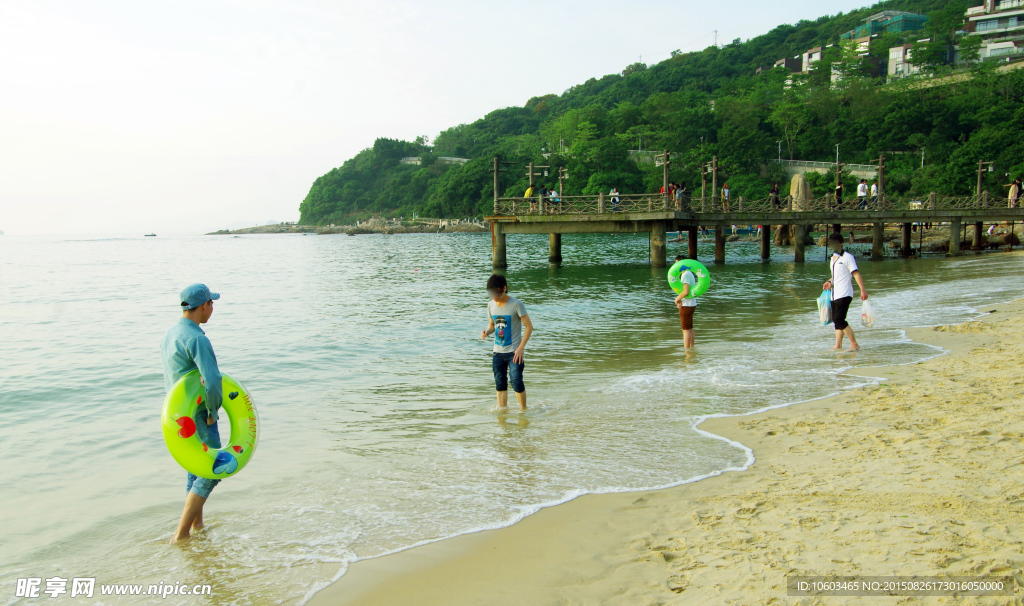 海洋风光 游人赶海