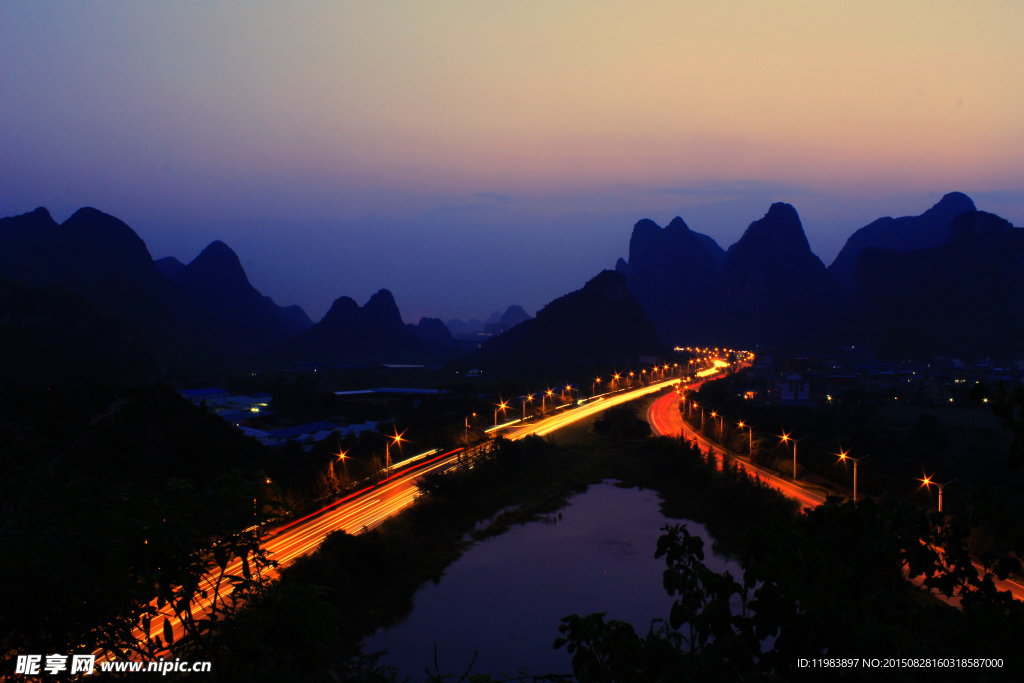 桂林琴潭夜晚车流