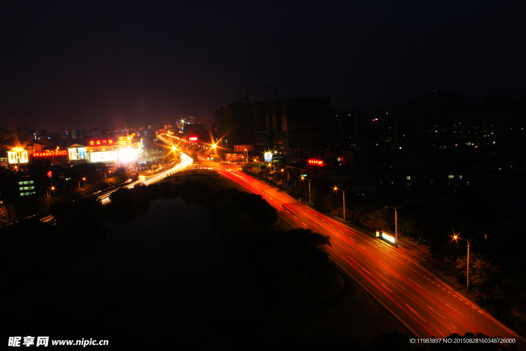 桂林琴潭夜间车流