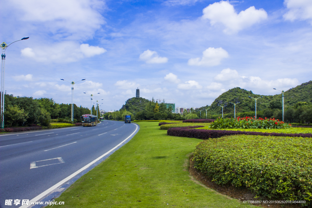 蓝天白云公路绿化草地