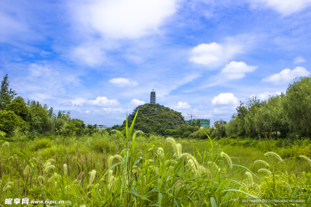 蓝天白云宝塔山