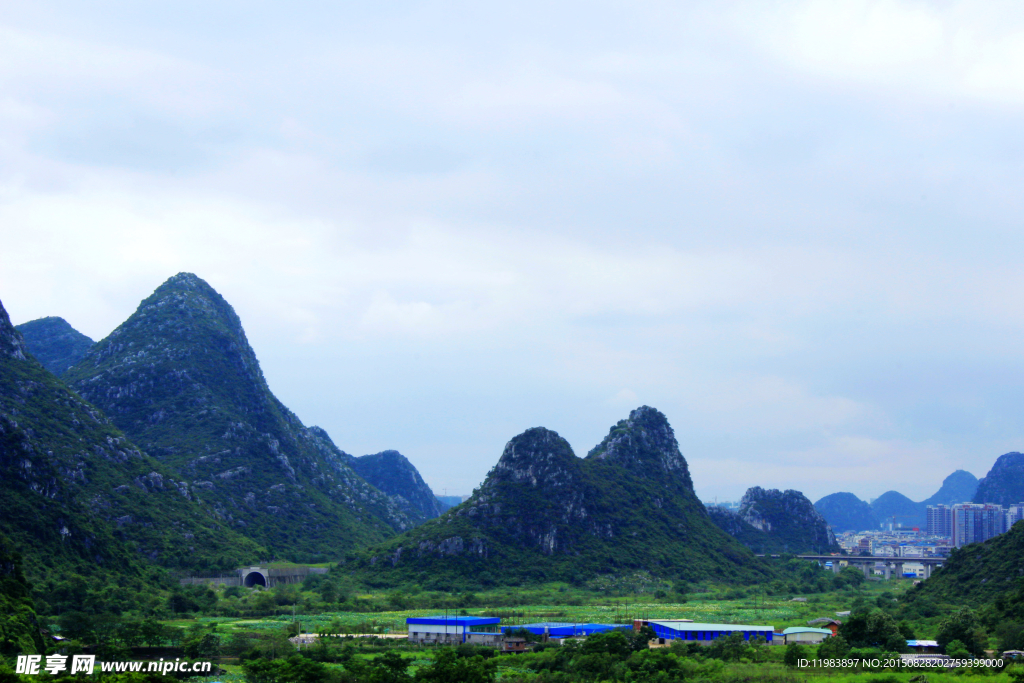 桂林琴潭山峰