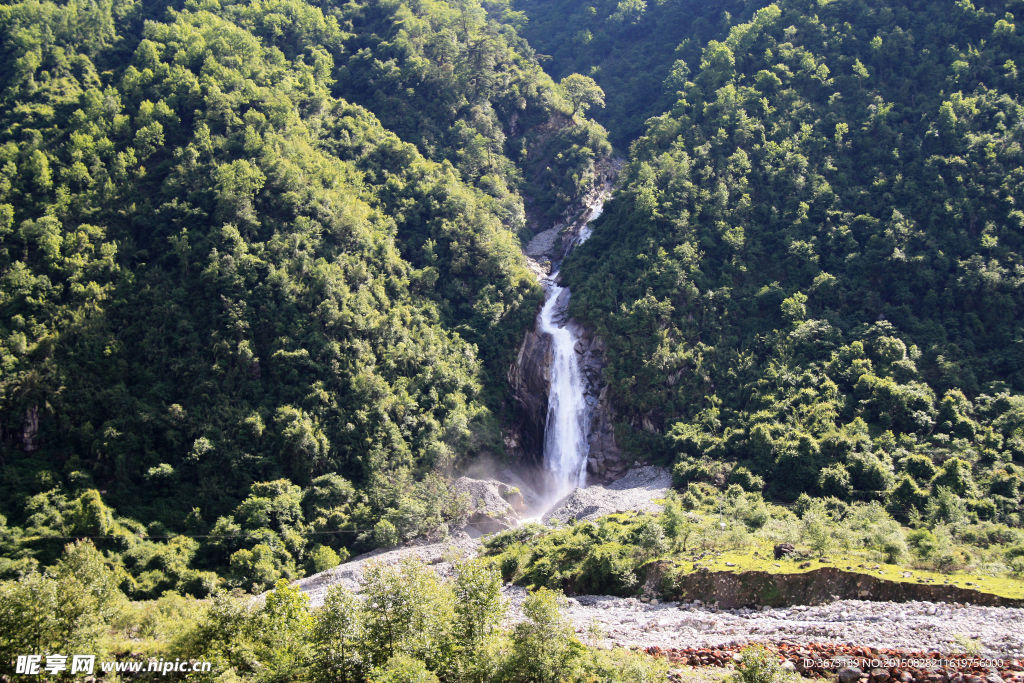 山中瀑布