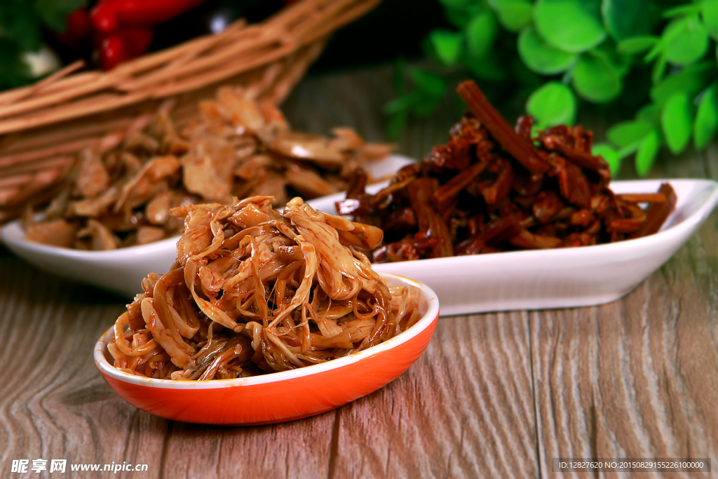 桌子上的金针菇特写