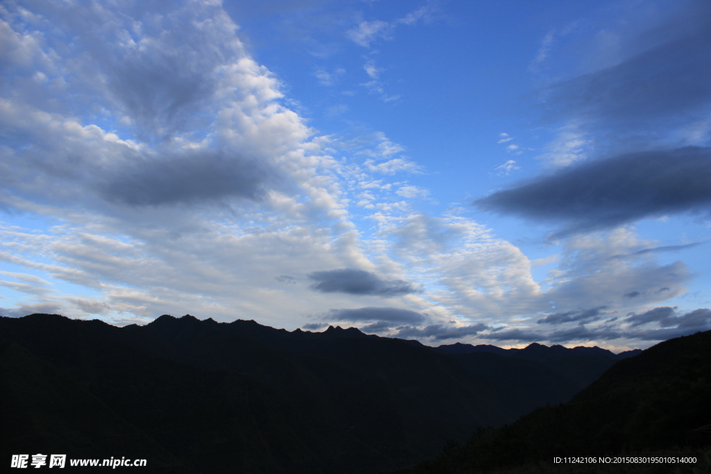 云飞山峦